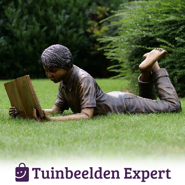 lezende jongen tuinbeeld brons