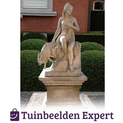 zittende vrouw betonnen tuinbeeld